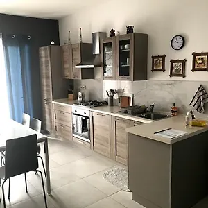 - 5 Mins From Airport Appartement